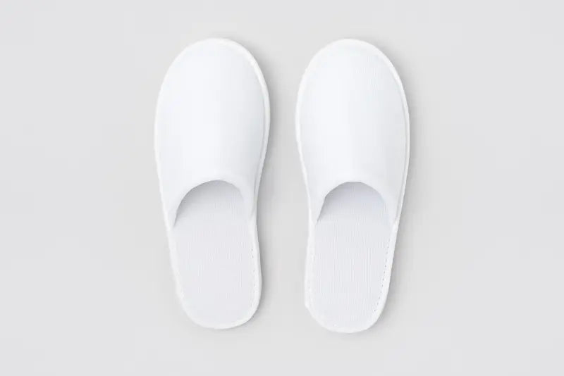 P-London Closed-Toe White Hotel Slippers 28.2 cm